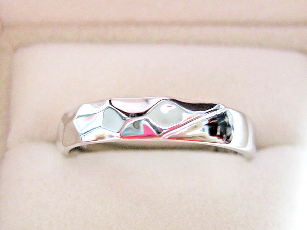 シンプルながらオリジナリティのあるデザインの婚約指輪