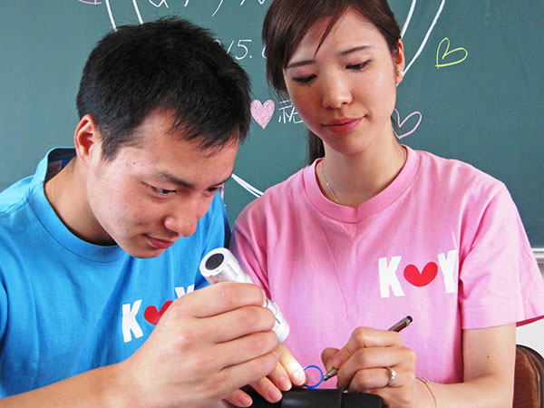 ロー素材に文字を彫りこんでいます。