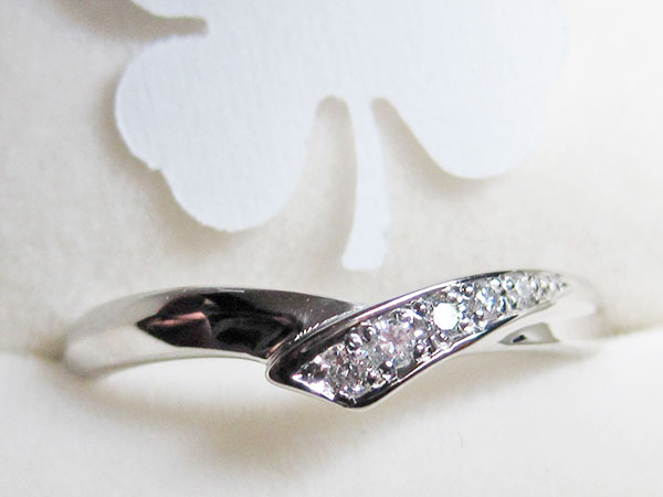 当社オリジナルデザインのV字型の指輪です。