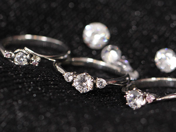 大きなダイヤをあしらった婚約指輪も思いのまま